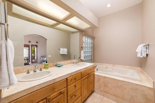 Ένα μπάνιο στο Stylish 3BD home in La Quinta Cove with a Private Pool and Jacuzzi