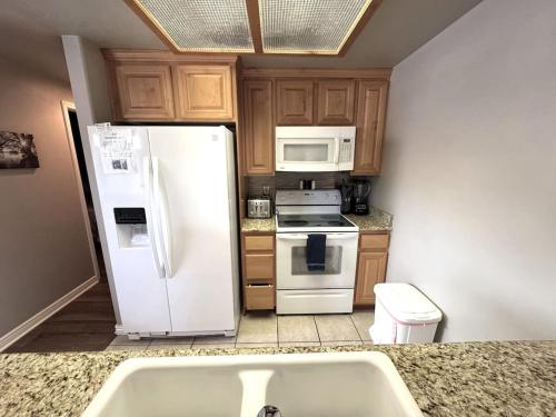 Η κουζίνα ή μικρή κουζίνα στο Great Location at Wolf Creek