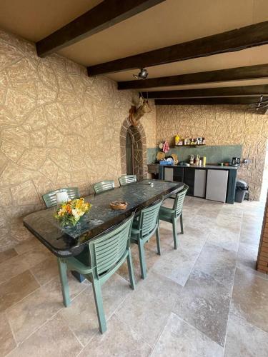 une salle à manger avec une table et des chaises et une cuisine dans l'établissement Charmante Apartment, à La Chaussée-Saint-Victor