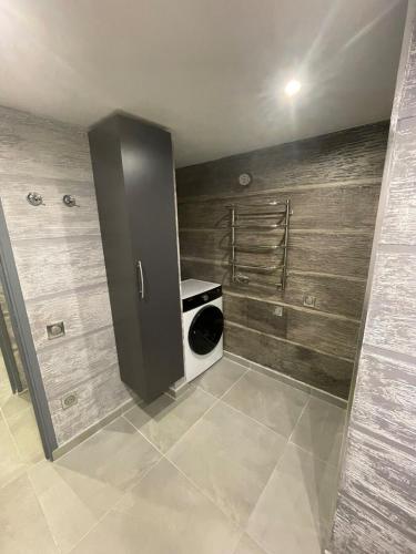 une cuisine avec une machine à laver dans une pièce dans l'établissement Charmante Apartment, à La Chaussée-Saint-Victor