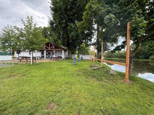 a yard with a fence and a house at Čerčanská Koupadla - glampingové stany in Benešov