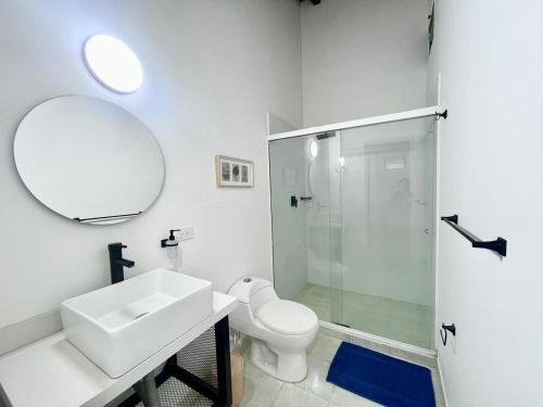 Koupelna v ubytování R301 Apartment close to Lleras park and Provenza