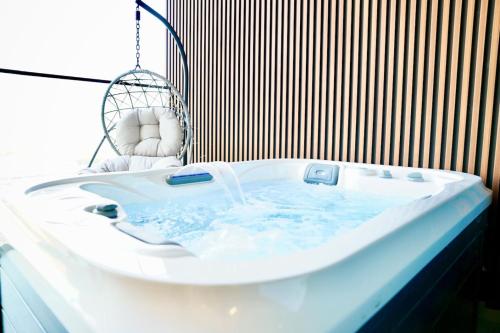 Jacuzzi Canal view BusinessBay