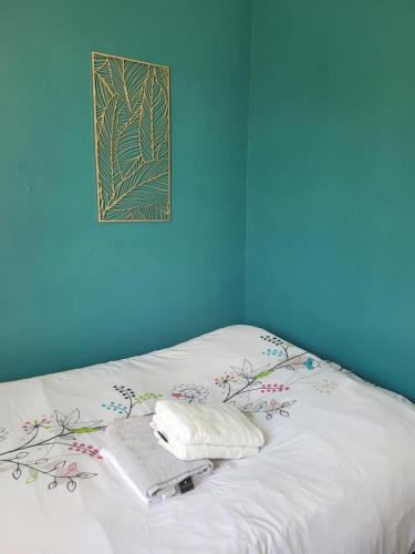 un lit blanc avec des serviettes dessus dans l'établissement Sara's Home 24, à Rouen