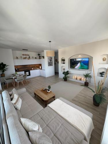 Una sala de estar con un sofá y un piano. en Oáza Apartmán, en Poprad