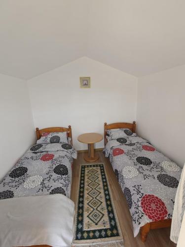 two beds sitting next to each other in a room at Complex CRAI Varciorog in Vîrciorog