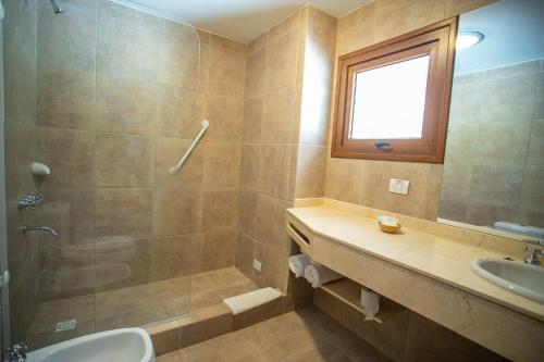 Ένα μπάνιο στο Costa Brava Apart Hotel & Suites