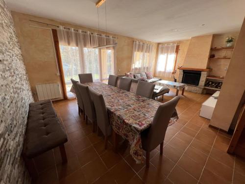 A seating area at Casa Bellavista con piscina en Caldes Costa Brava