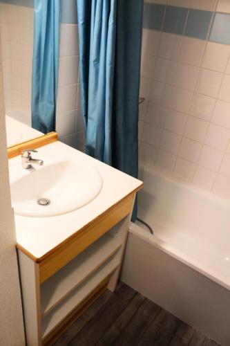 La salle de bains est pourvue d'un lavabo et d'une douche avec baignoire. dans l'établissement Les Chalets De Superd Heliantheme - 2 Pièces pour 4 Personnes MAE-8744, à Saint-Étienne-en-Dévoluy