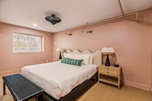 Ένα ή περισσότερα κρεβάτια σε δωμάτιο στο The Neighborhood Hotel New Buffalo