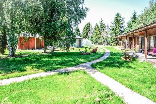 a path in a yard next to a house at Chatka in Stegienka