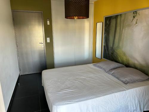 - une chambre avec un lit orné d'une grande peinture murale dans l'établissement Ajaccio j2, à Ajaccio