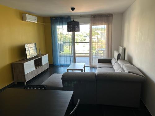 un salon avec un canapé et une table dans l'établissement Ajaccio j2, à Ajaccio