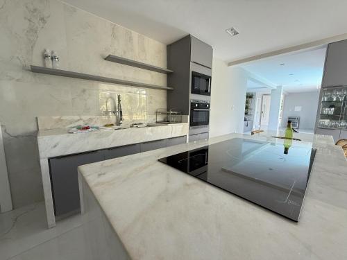 a kitchen with a sink and a counter top at Riviera dourada - Casa Pôr do Sol in Jacumã