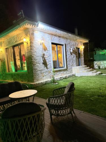 Κήπος έξω από το MedaSuite Stone House with Detached Pool