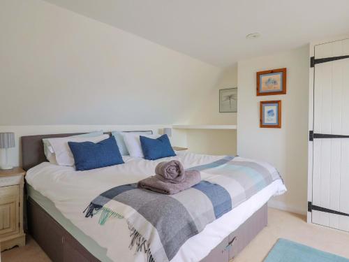 Postel nebo postele na pokoji v ubytování Tithe Barn Cottage