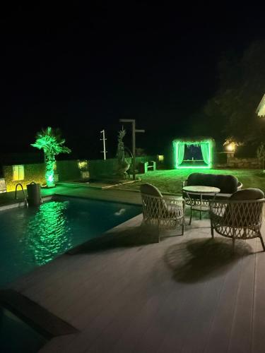 Πισίνα στο ή κοντά στο MedaSuite Stone House with Detached Pool