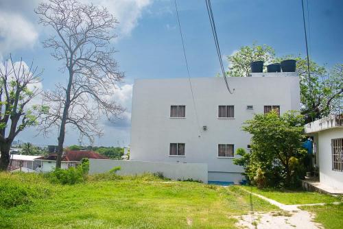 a white building with windows on the side of it at Sukha Hippocampus San Andrés Isla in San Andrés