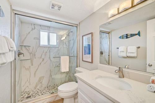 Siesta KeyにあるCondo 206のシャワー、トイレ、洗面台を備えたバスルーム
