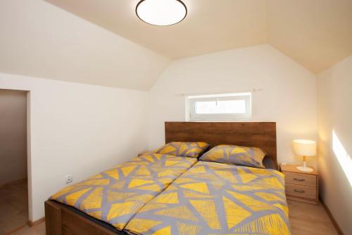 Postel nebo postele na pokoji v ubytování Apartmány SKÁLY