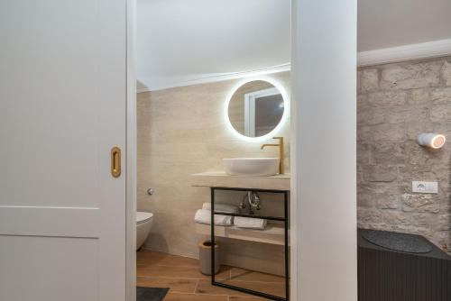 un baño con lavabo y espejo en Andreis Luxury Retreat, en Trogir