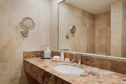 une salle de bain avec un lavabo et un miroir dans l'établissement Catalonia Royal Tulum Beach & Spa Resort Adults Only - All Inclusive, à Xpu Ha