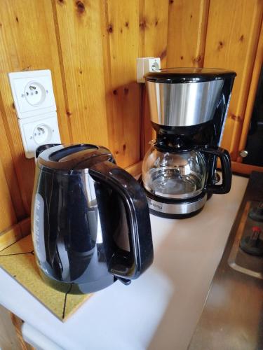 une cafetière assise au-dessus d'un comptoir dans l'établissement studio ensoleillé avec jardin pour 2 à Monêtier, au Monêtier-les-Bains