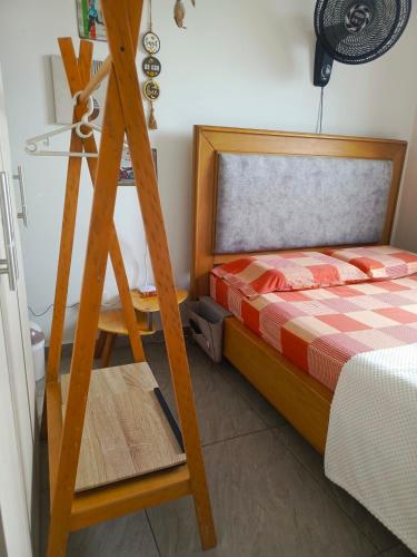 希龙habitación Donde Leo的一间卧室配有一张床铺,旁边设有梯子