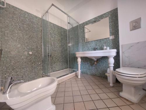a bathroom with a toilet and a sink and a shower at B&B mirò e appartamenti in Marina di Gioiosa Ionica