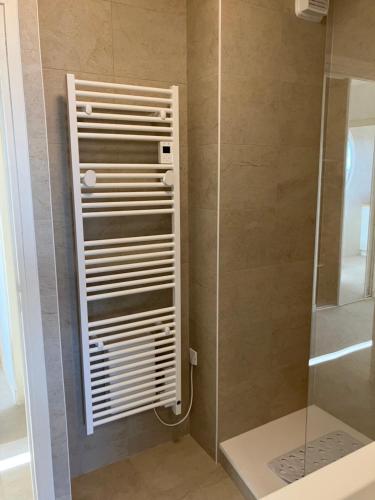 une salle de bain avec une douche avec une porte vitrée dans l'établissement le 5ème ASTRO - vue mer et chenal, à La Chaume