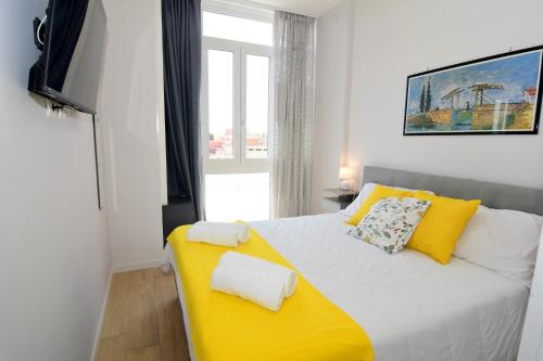 Un pat sau paturi într-o cameră la San Giovanni Suite Rome