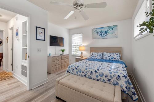 Un dormitorio con una cama y un ventilador de techo. en Freestyle Surf-Inn, en Nags Head