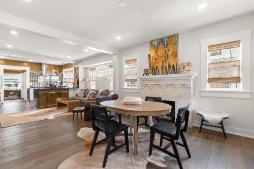 Χώρος καθιστικού στο SoHo Serenity - Amazing Home with Private Pool & Hot Tub, SoHo District