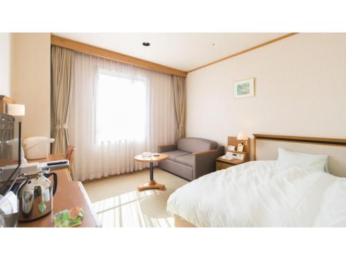 ShōbaraにあるOuka no sato La-Foret Shobara - Vacation STAY 49256vのベッドとソファと窓のある寝室