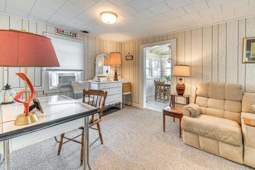 Ruang duduk di Private Dock Lakefront Gem on Saratoga Lake