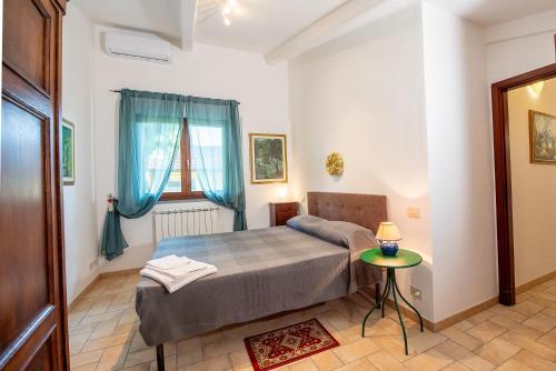 Ένα ή περισσότερα κρεβάτια σε δωμάτιο στο Le Casine Lazzareschi