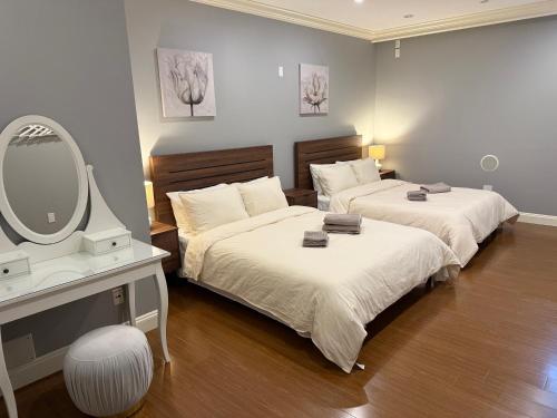 Postelja oz. postelje v sobi nastanitve Peaceful & Cozy Home with 3 rooms, 2 SHARED Bathrooms and SHARED Common Space