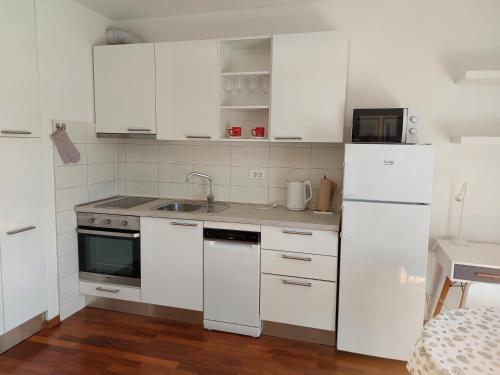 Kuchyň nebo kuchyňský kout v ubytování TONI - Apartman s pogledom na more