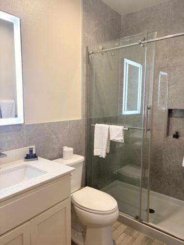 ein Badezimmer mit Dusche, Toilette und Waschbecken in der Unterkunft Americas Best Value Inn Houston Veterans Memorial in Houston
