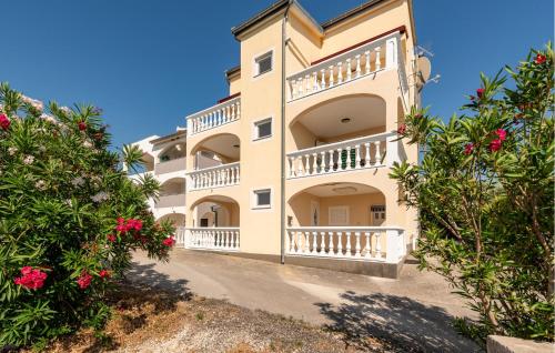 1 Bedroom Lovely Apartment In Seline