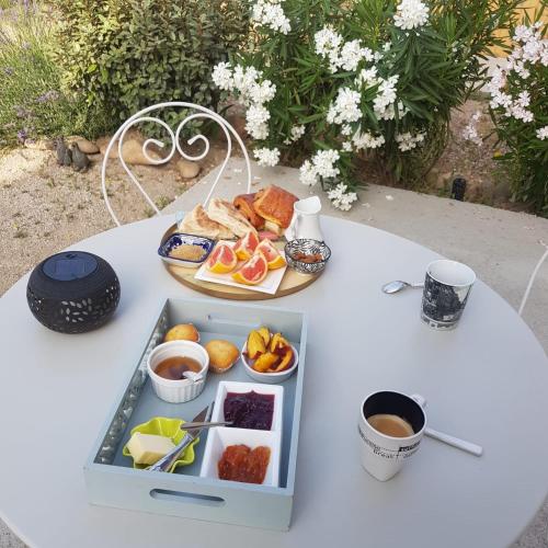 - une table avec un plateau de nourriture et une tasse de café dans l'établissement Chic et nature, à Avignon