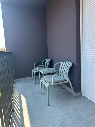 Apartment V