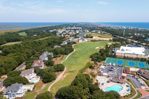 Una vista aérea del campo de golf en la posada en el océano. en Go With The Flow, en Corolla