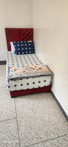 a bed with stars on it sitting in a room at Appartement Ritage in Meknès