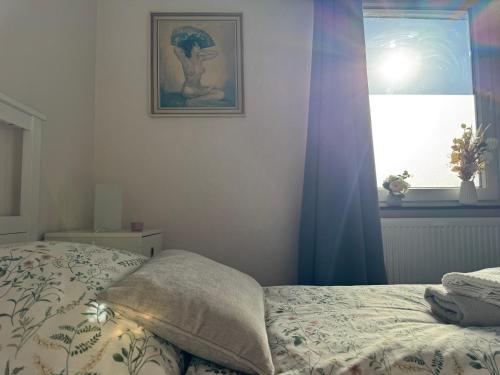 Postel nebo postele na pokoji v ubytování FeWo Domo46 mit Balkon, Waschmaschine & Smart TV