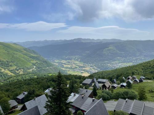 un groupe de maisons dans une vallée avec des montagnes dans l'établissement Appartement Studio cabine Saint Lary, à Saint-Lary-Soulan