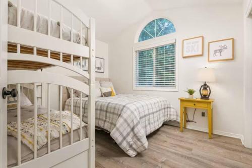 ein Schlafzimmer mit Etagenbett und Fenster in der Unterkunft Pet Friendly Retreat Hot Tub & Games On Mt Hood in Mount Hood Village