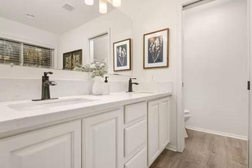 ein weißes Badezimmer mit zwei Waschbecken und einer Toilette in der Unterkunft Pet Friendly Retreat Hot Tub & Games On Mt Hood in Mount Hood Village