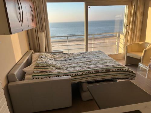 Ένα ή περισσότερα κρεβάτια σε δωμάτιο στο Studio met zeezicht en zwembad en parking