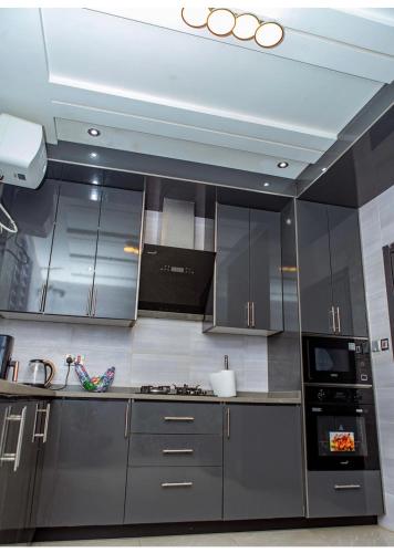 Kuchyň nebo kuchyňský kout v ubytování Luxurious Modern 2 bedroom house at Lakeside